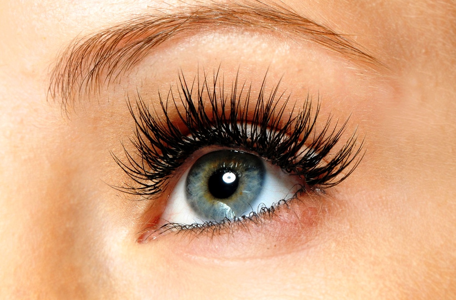 how-to-take-care-of-your-eyelash-extensions-wakeup-beauty-full